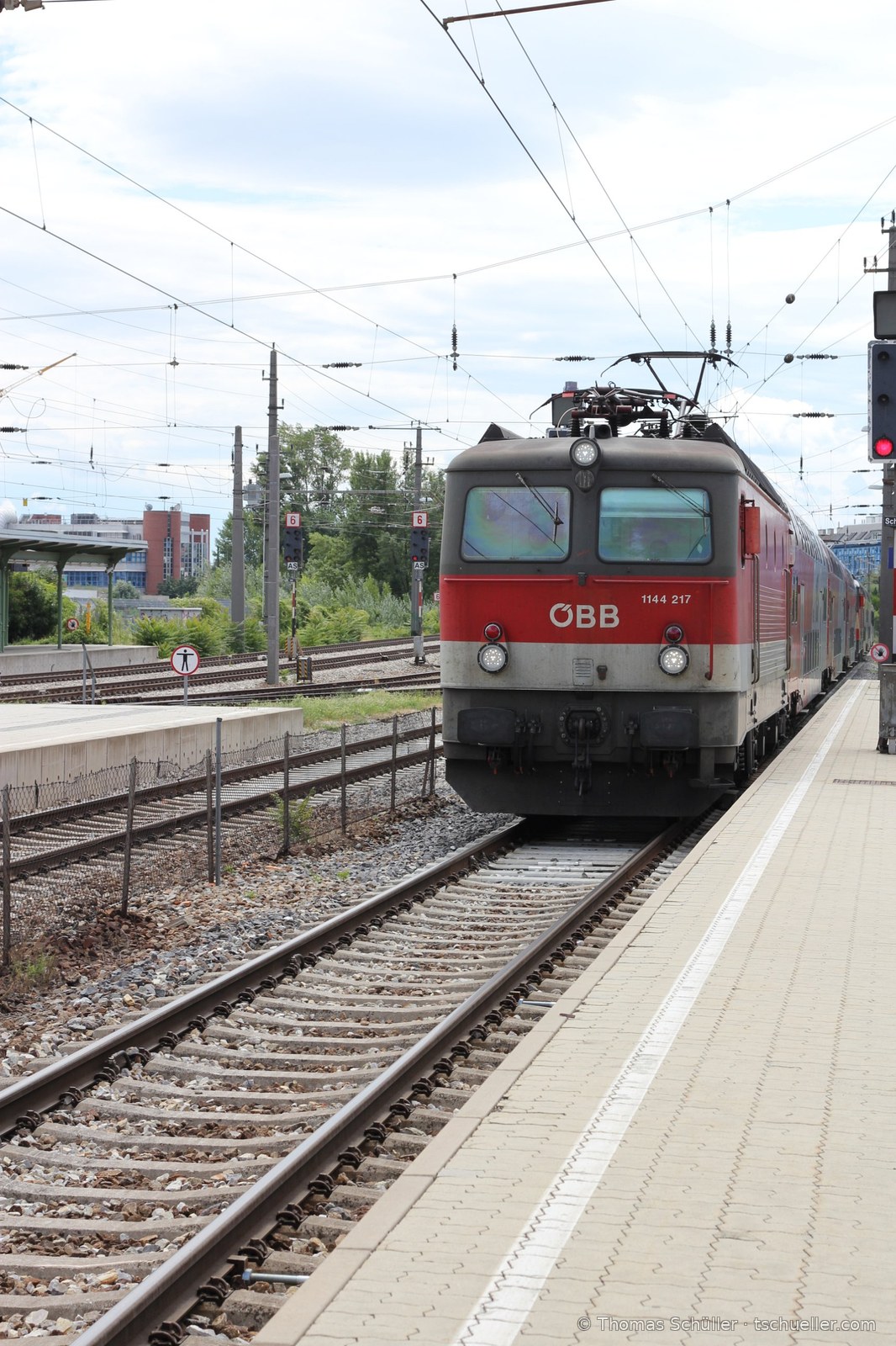 Elektrolokomotive der Reihe 1144 mit Doppelstockzug am Bahnsteig